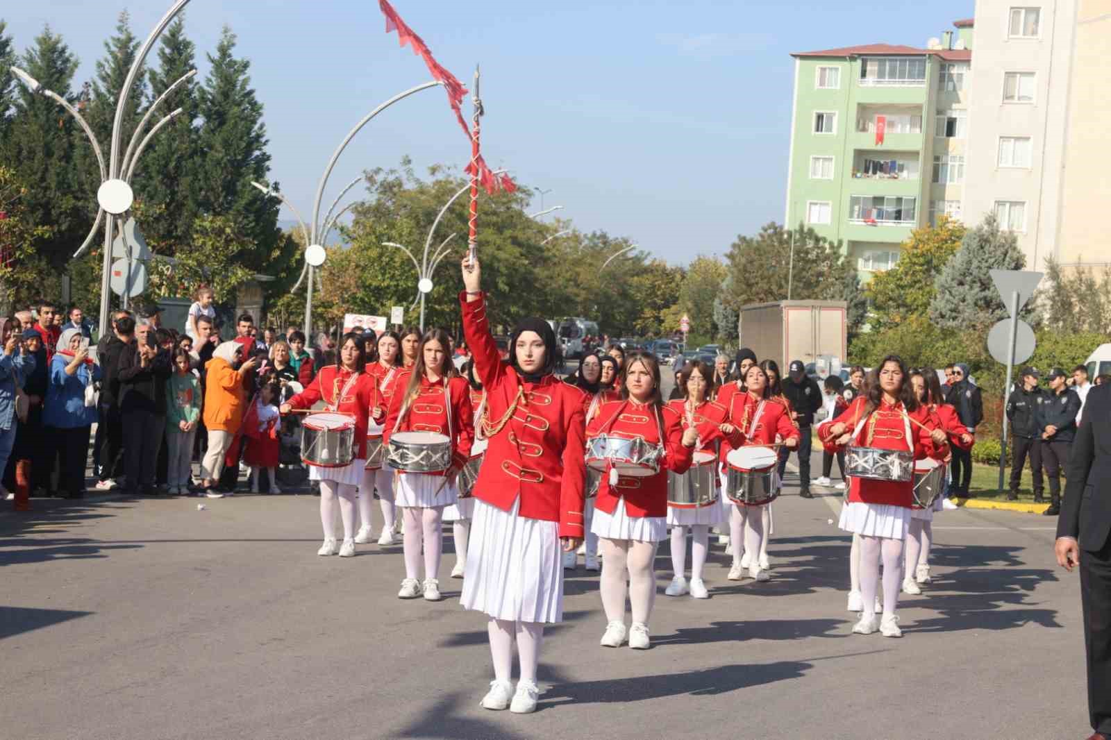 Ellerinde bayraklarla Cumhuriyet için yürüdüler