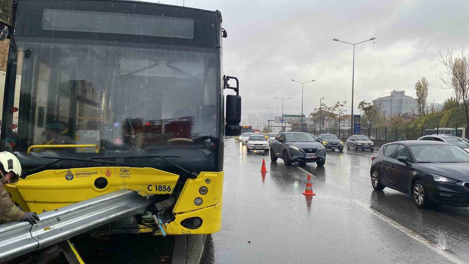 Kadıköy’de bariyerler İETT otobüsüne ok gibi saplandı