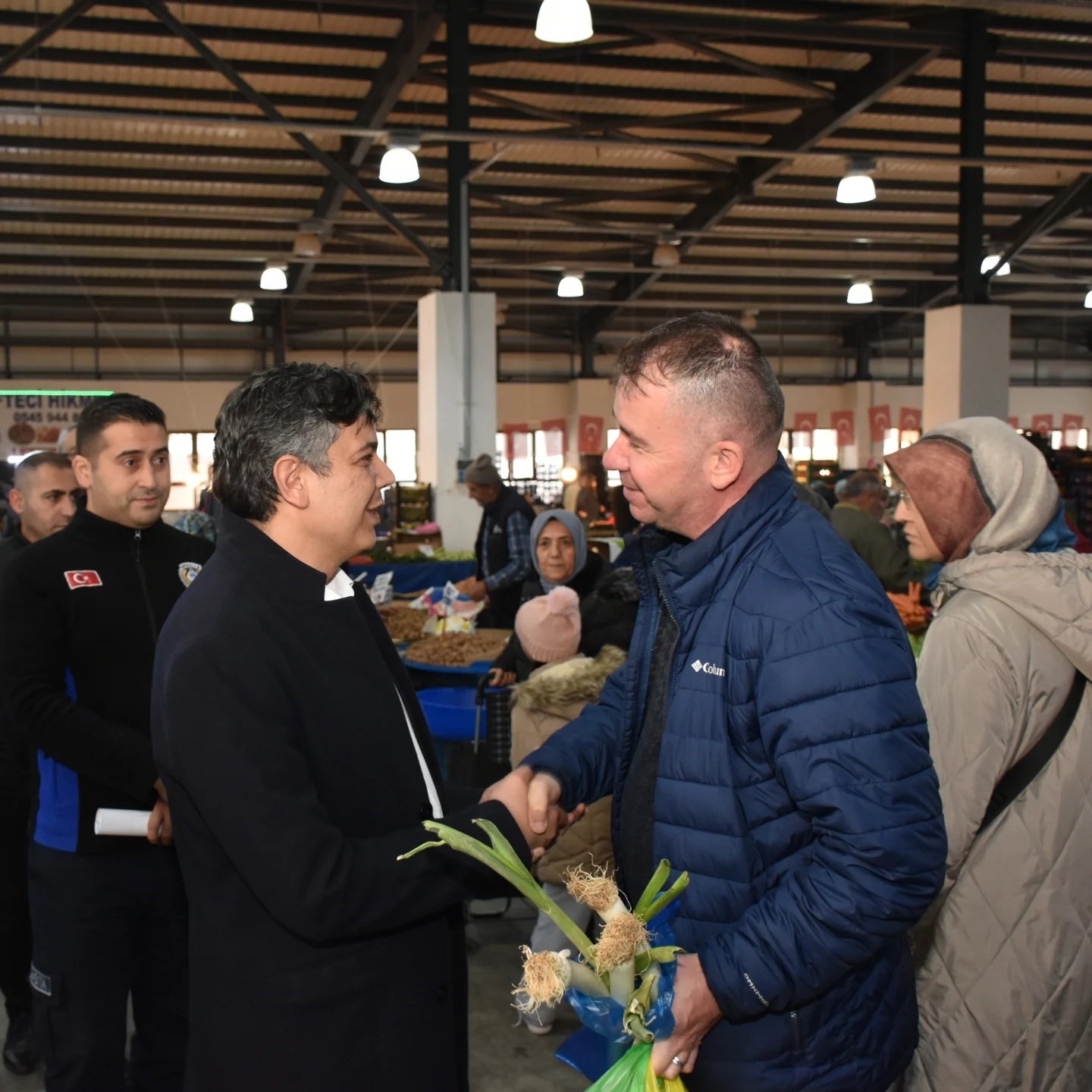 Başkan Durgut pazarda esnaflarla buluştu