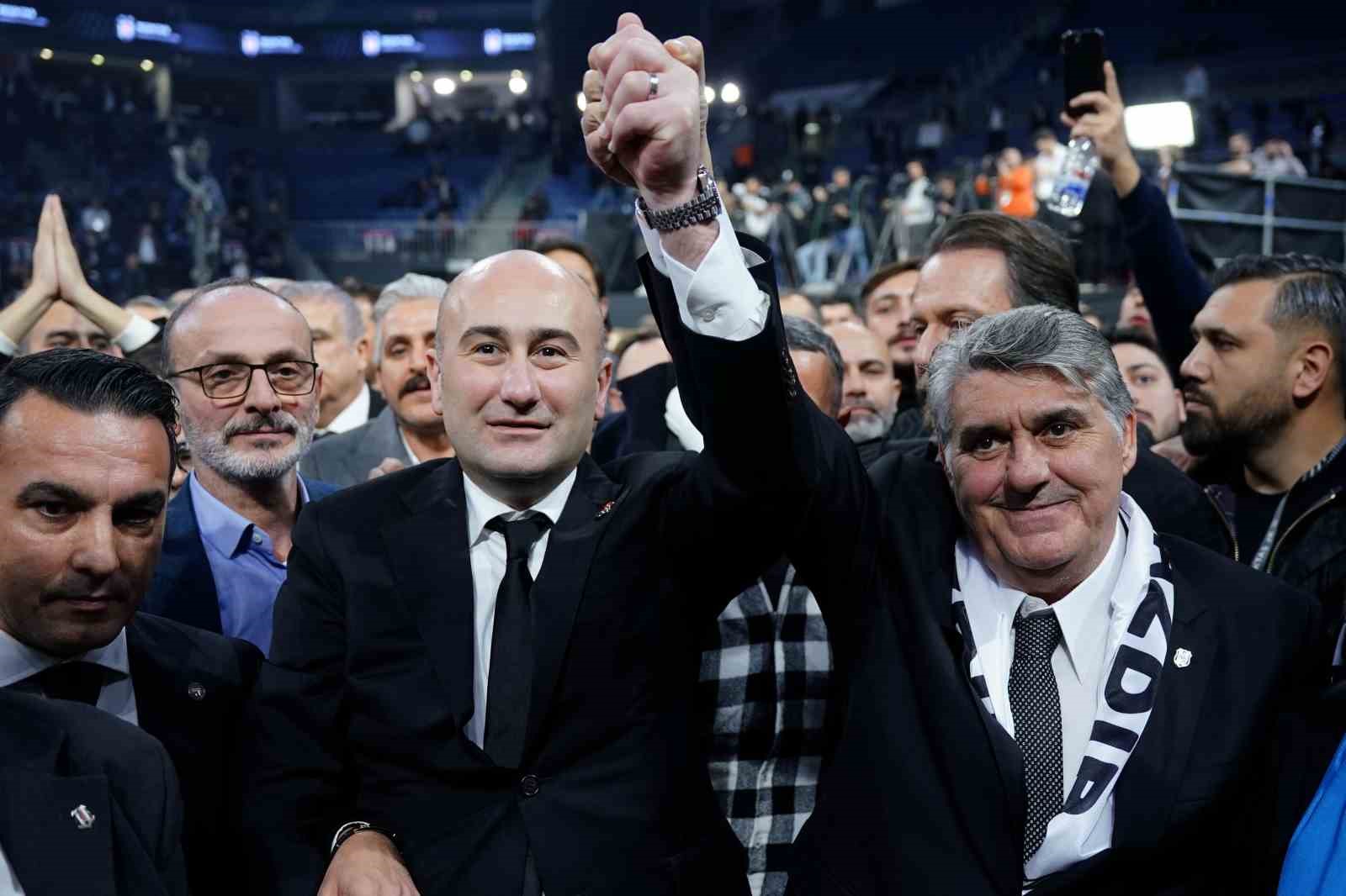 Beşiktaş’ta başkan adayları Serdal Adalı ve Hüseyin Yücel kucaklaştı