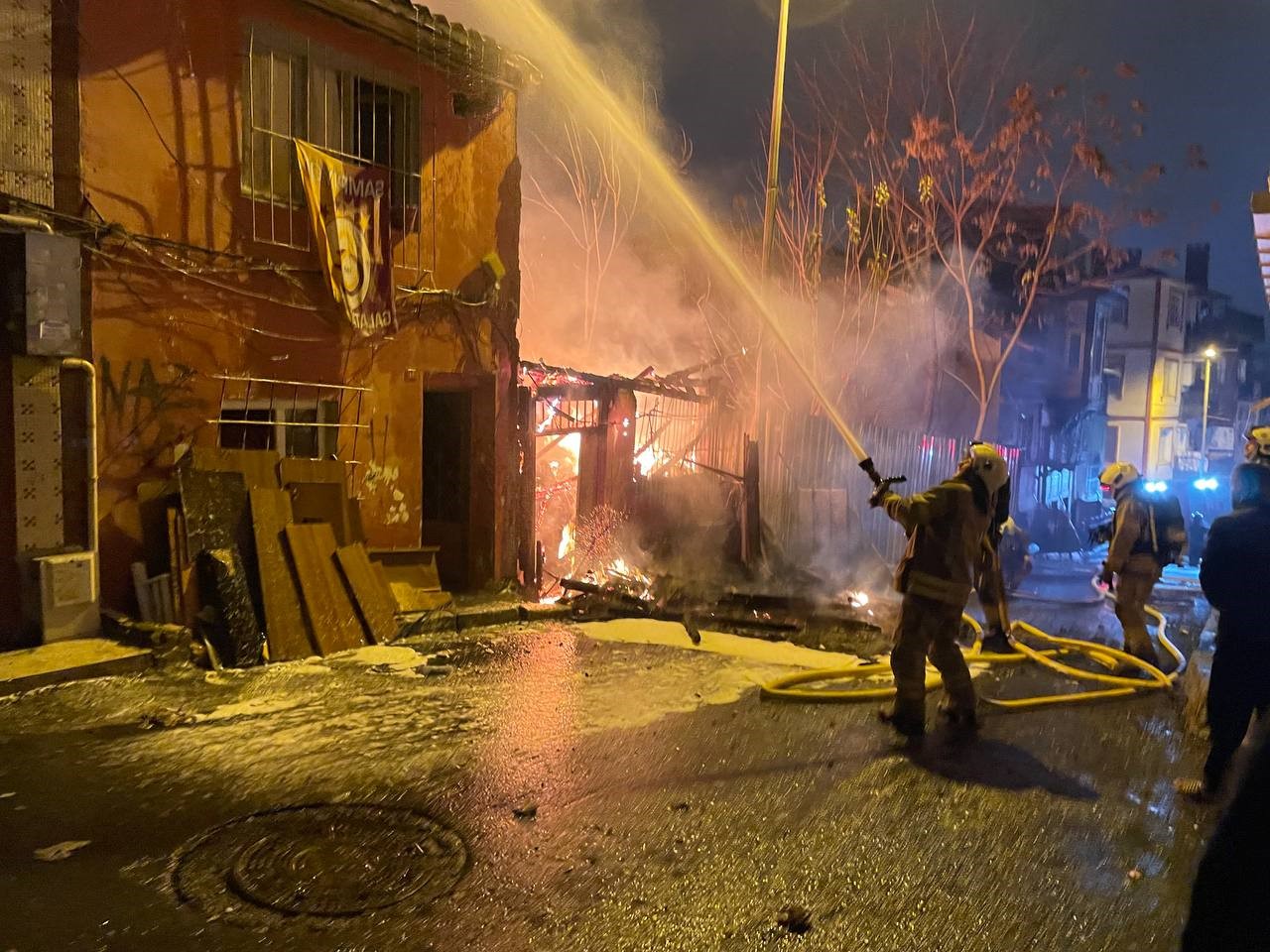 Beyoğlu’nda 3 katlı ahşap bina alevlere teslim oldu