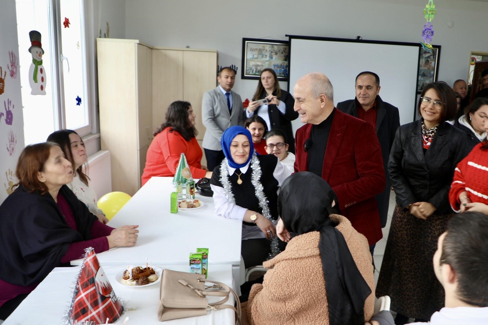 Büyükçekmece’de engelli öğrenciler yeni yıla ağaç dikerek girdi