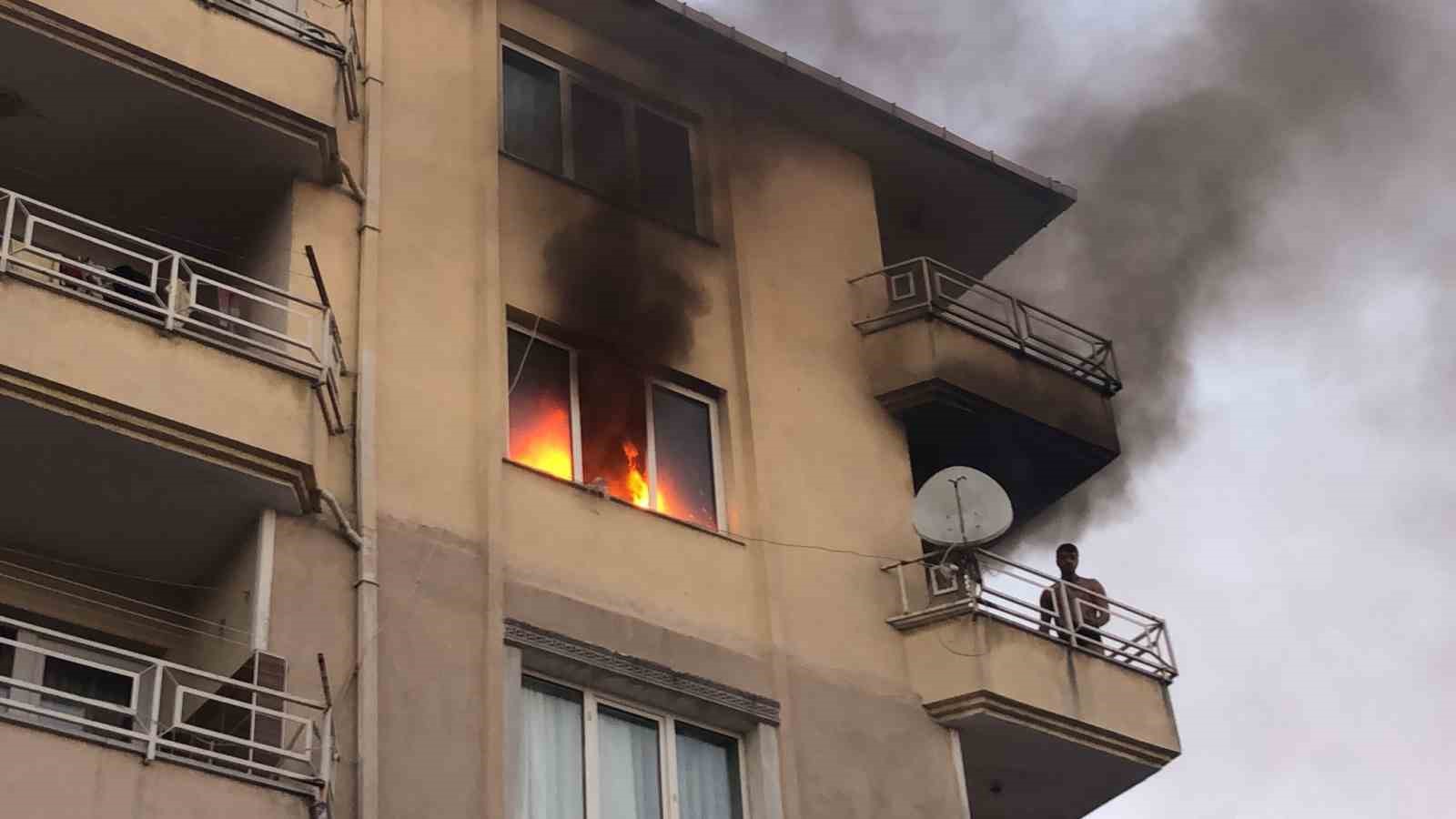 Çorlu’da apartman yangını: Balkonda mahsur kalan şahsı itfaiye kurtardı