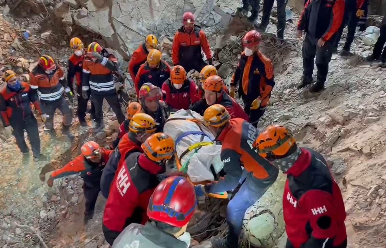 Güngören’de çöken binada enkaz altında kalan işçi çıkarıldı