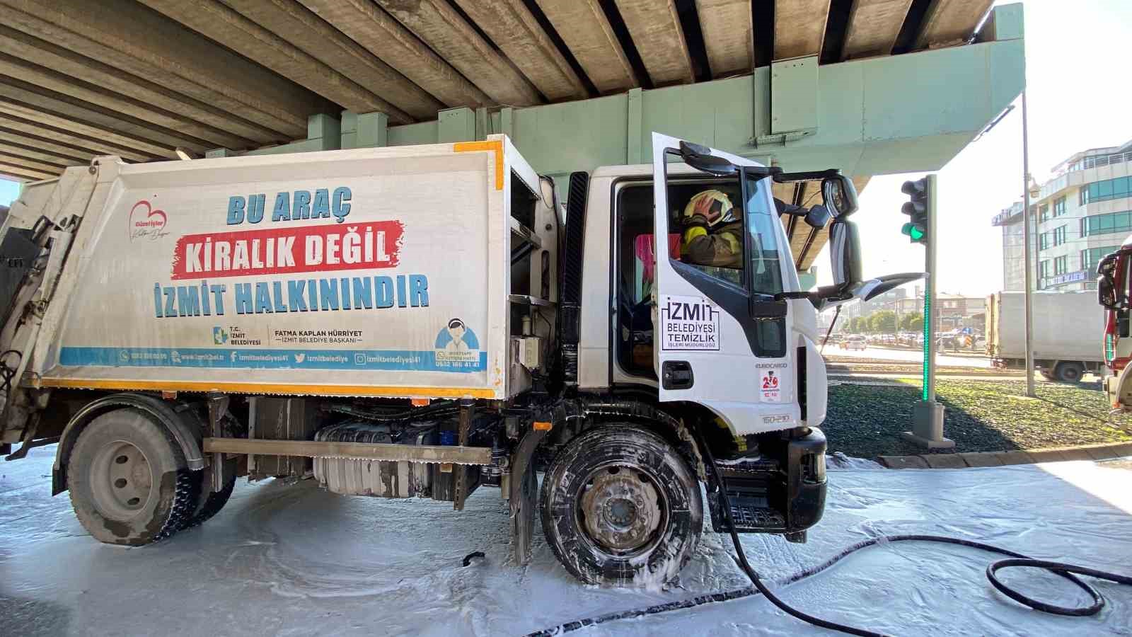 İzmit Belediyesi’nin çöp kamyonunda yangın çıktı