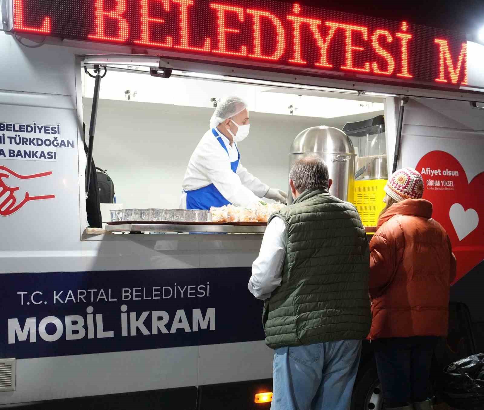 Kartal Belediyesi’nden soğuk kış sabahlarında içleri ısıtan ikram