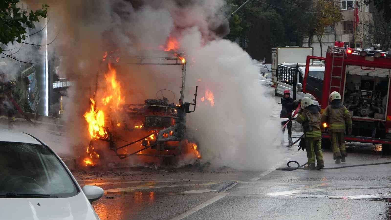 Kartal’da minibüs alev alev yandı, 20 yolcu tahliye edildi