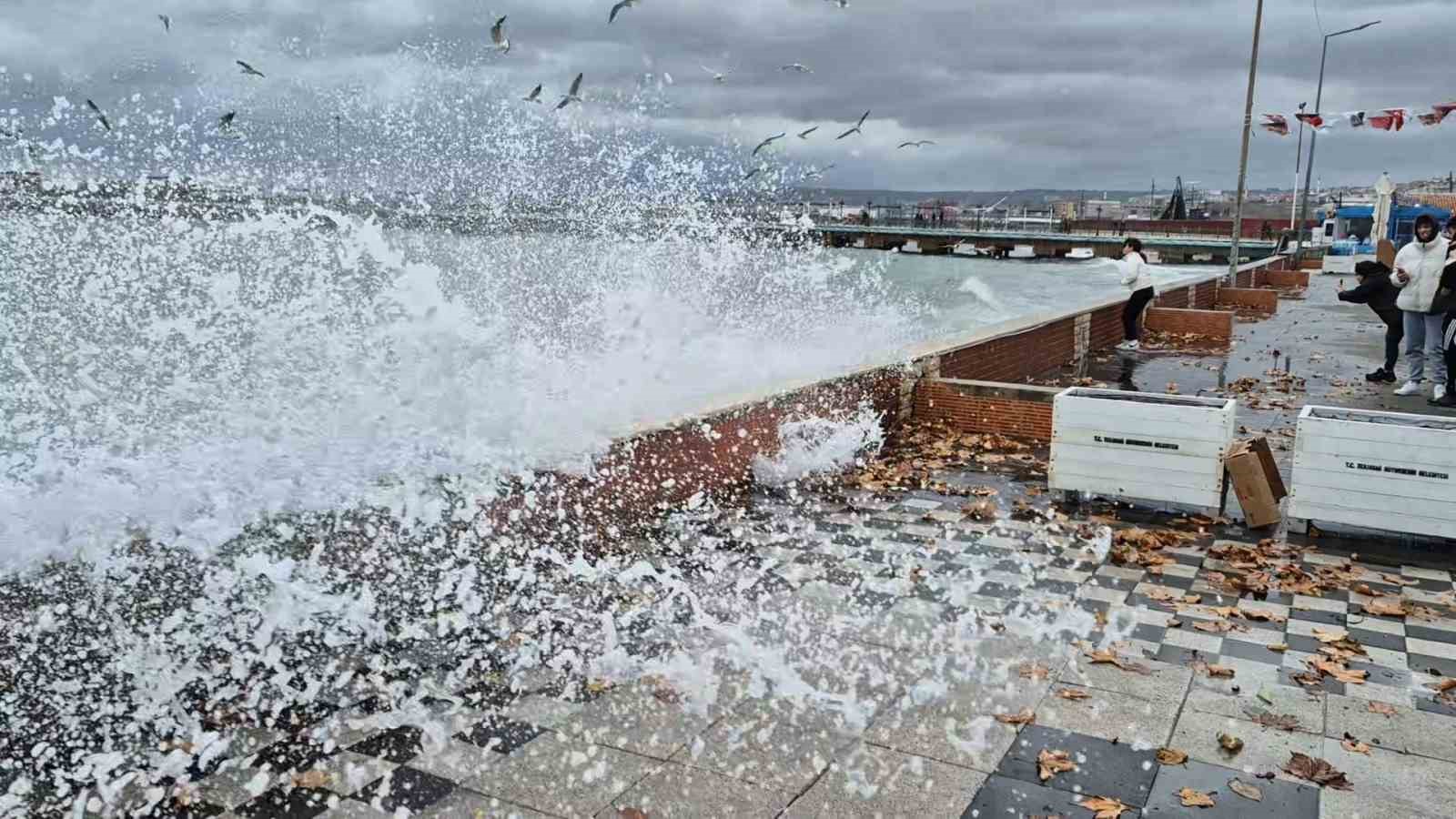 Marmara Denizi ulaşımına poyraz engeli