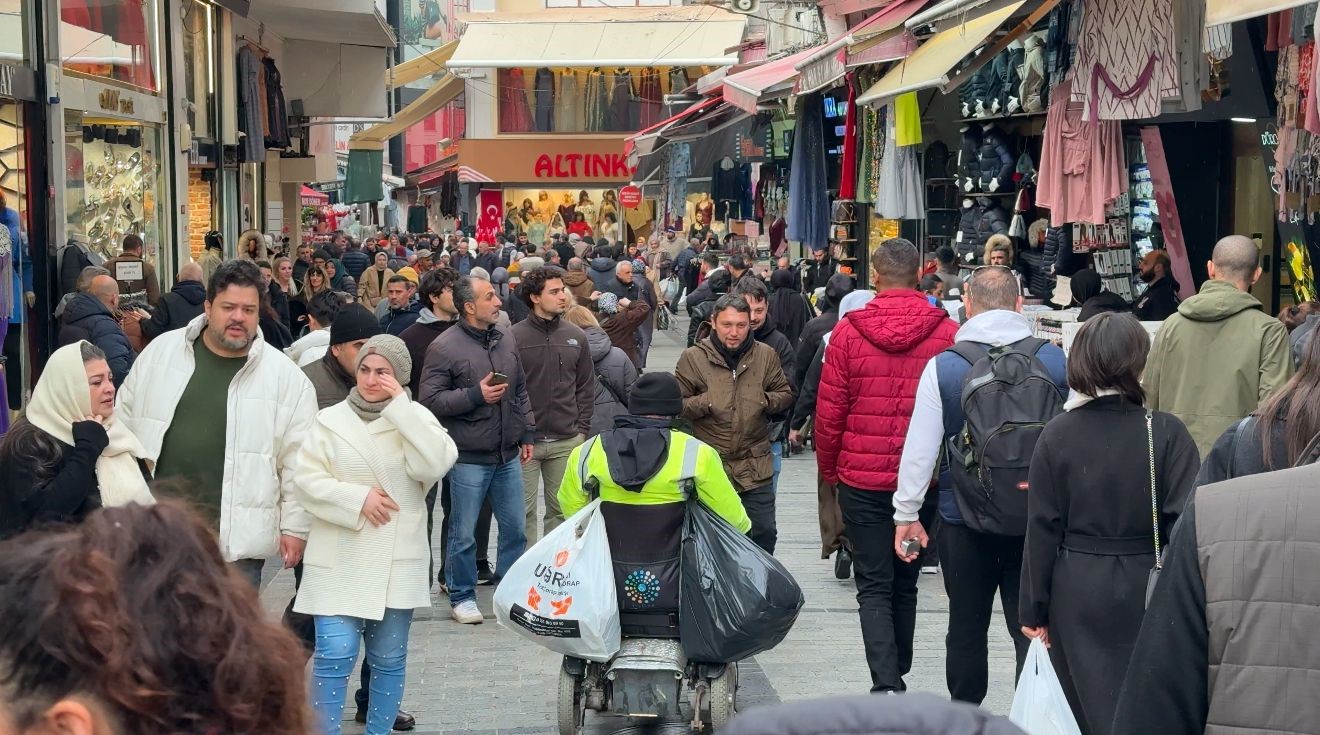 Sultanbeyli’de engelli seyyar satıcı emekli olma hayali ile yaşıyor