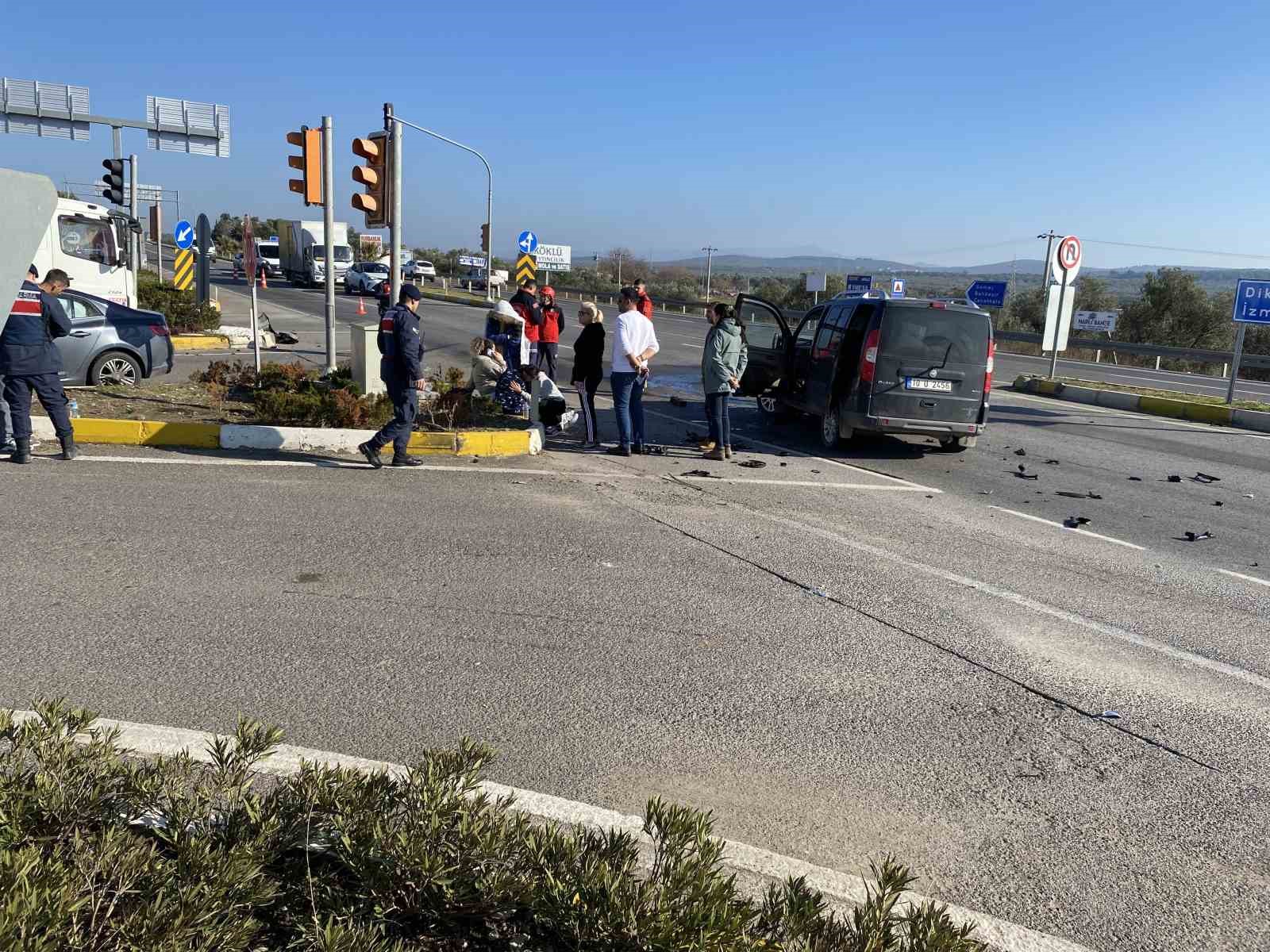 Balıkesir’detrafik kazası: 3 yaralı