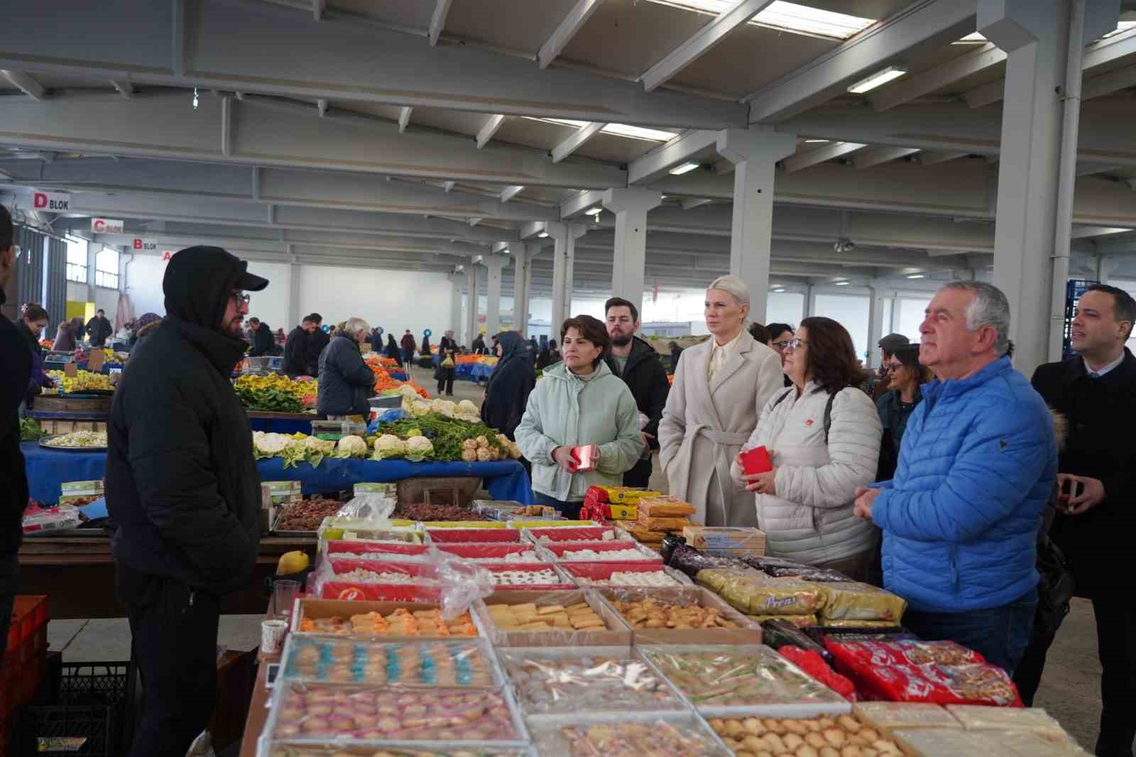 Başkan Subaşı pazar esnafının dertlerini dinledi