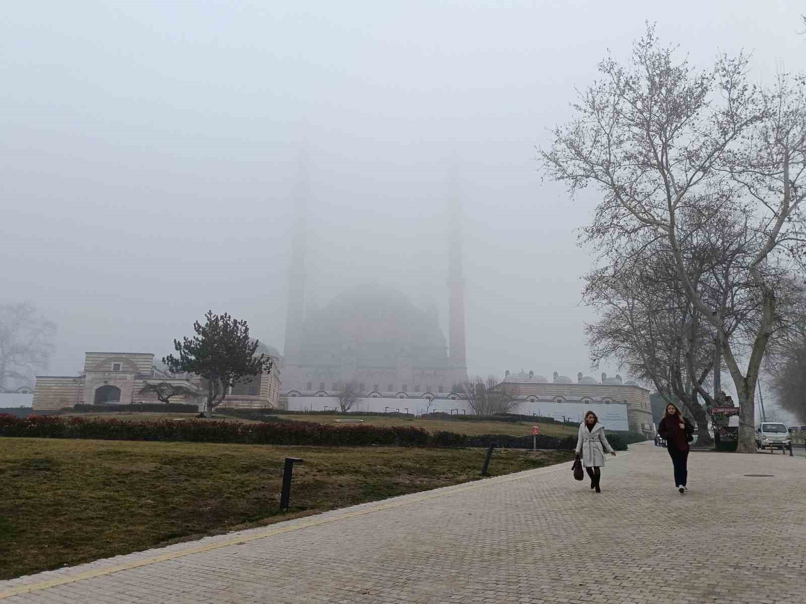 Edirne’de sis etkili oldu, görüş mesafesi düştü