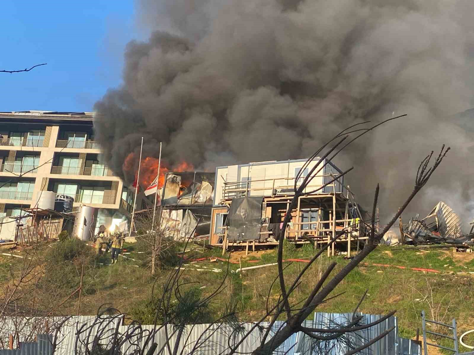 Üsküdar’da işçilerin kaldığı konteynerler alev alev yandı