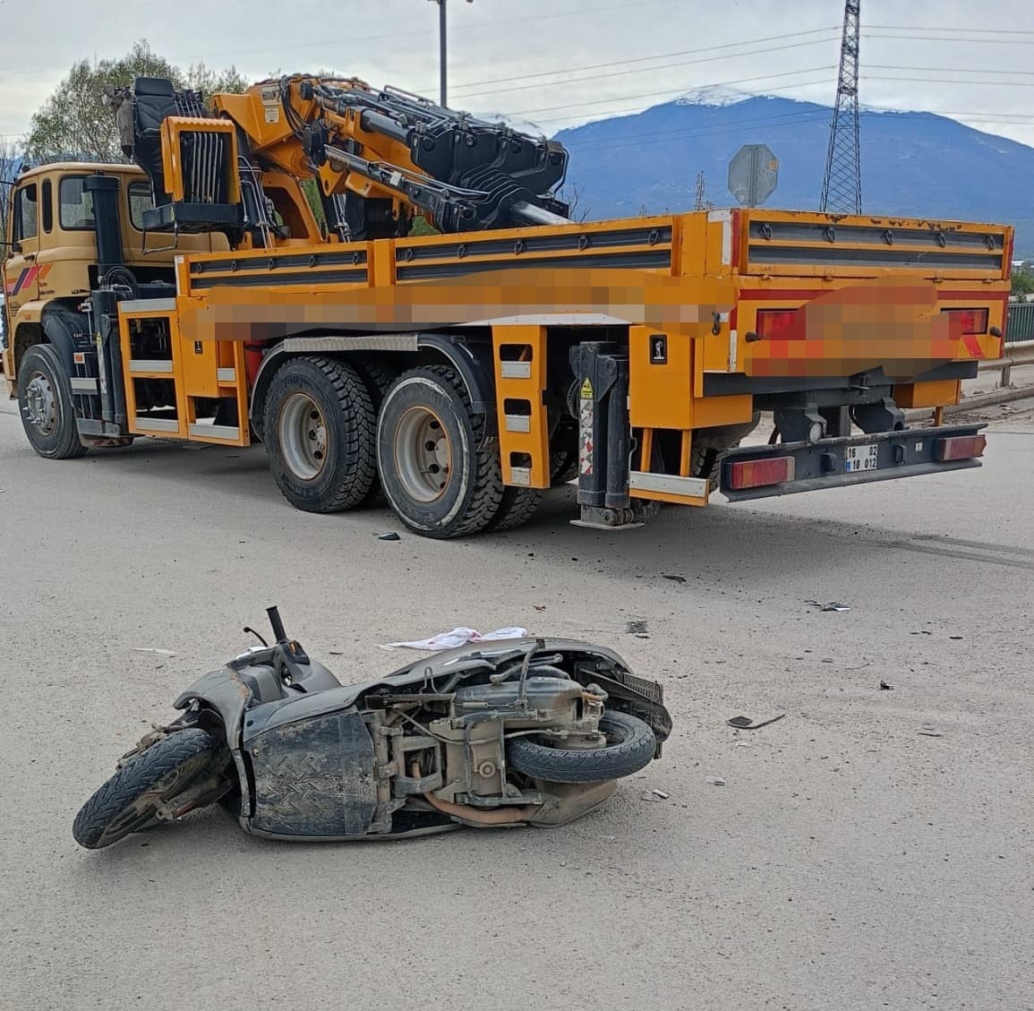 Vinç ile çarpışan motosiklet sürücüsü yaralandı