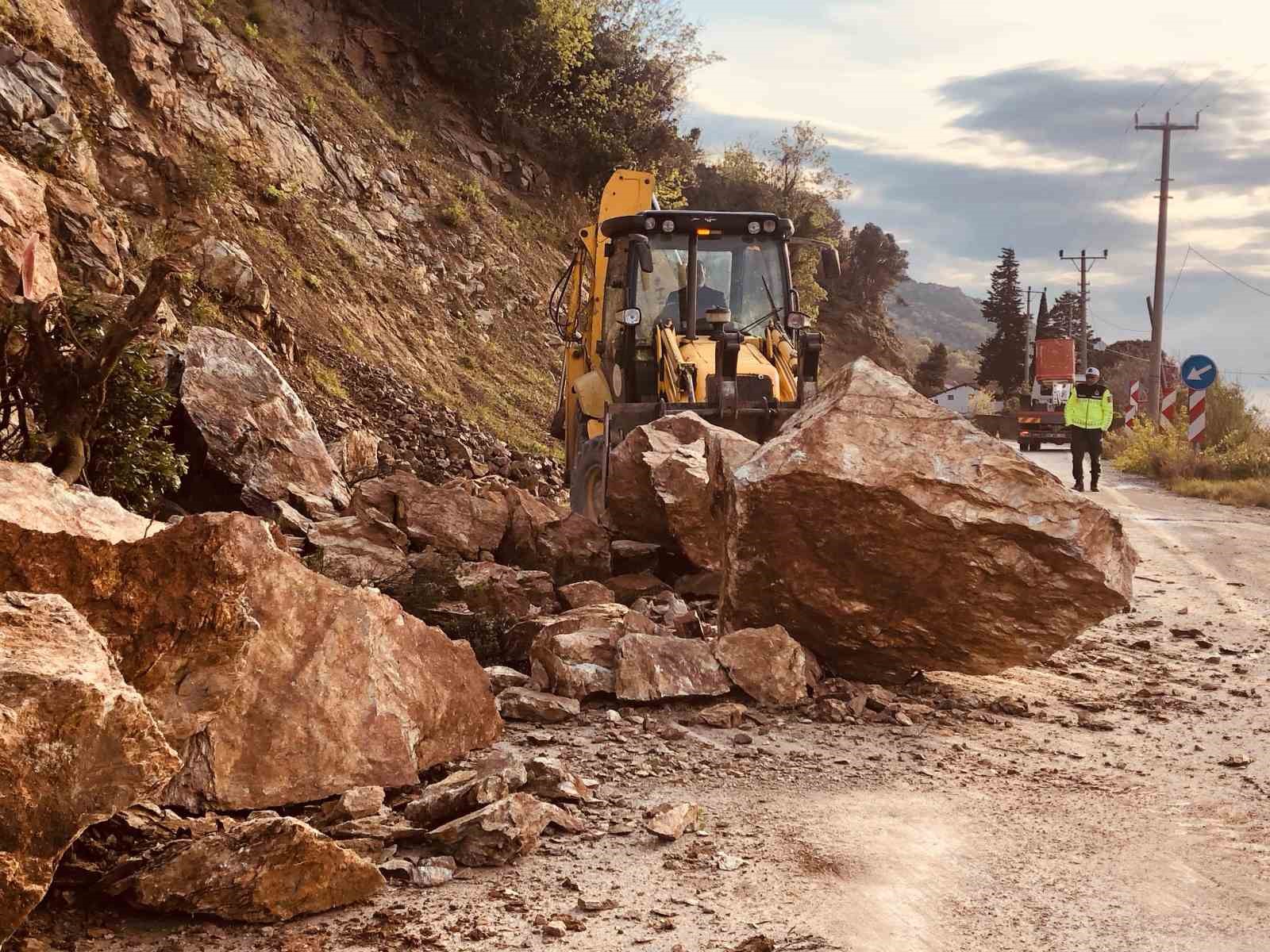 Yalova-Armutlu yolunda toprak kayması
