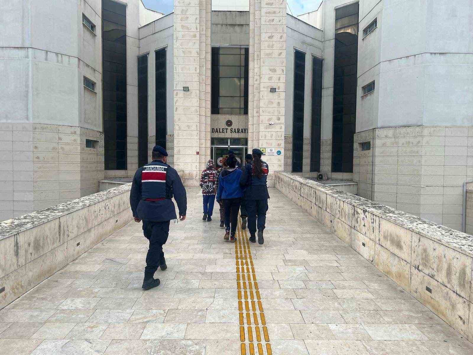 Edremit’te kablo hırsızlığı yapan 3 şüpheli tutuklandı