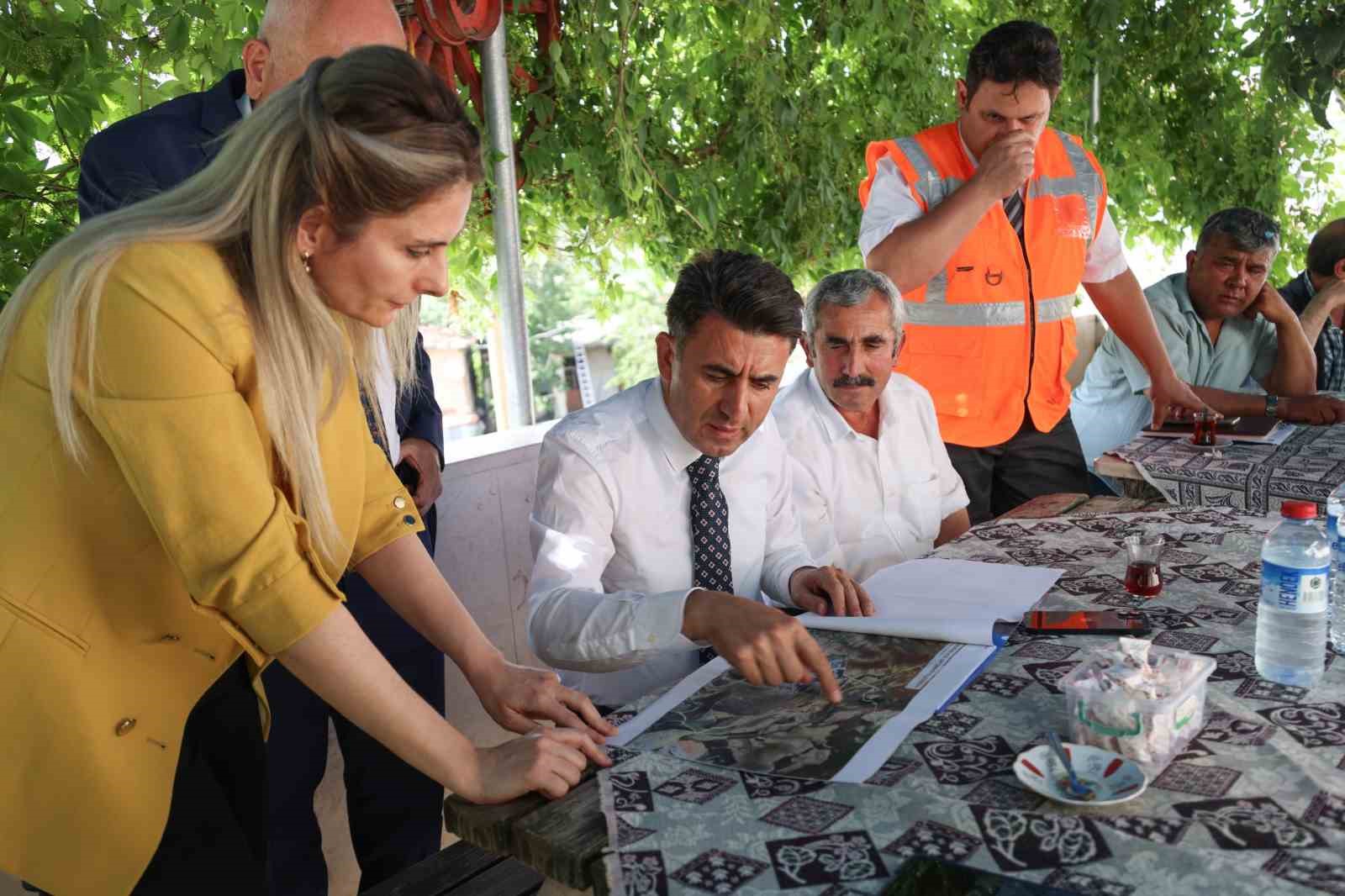 Araçların kaldırdığı tozla köylüyü çileden çıkaran Safi Çimento tüm yolları yapacak