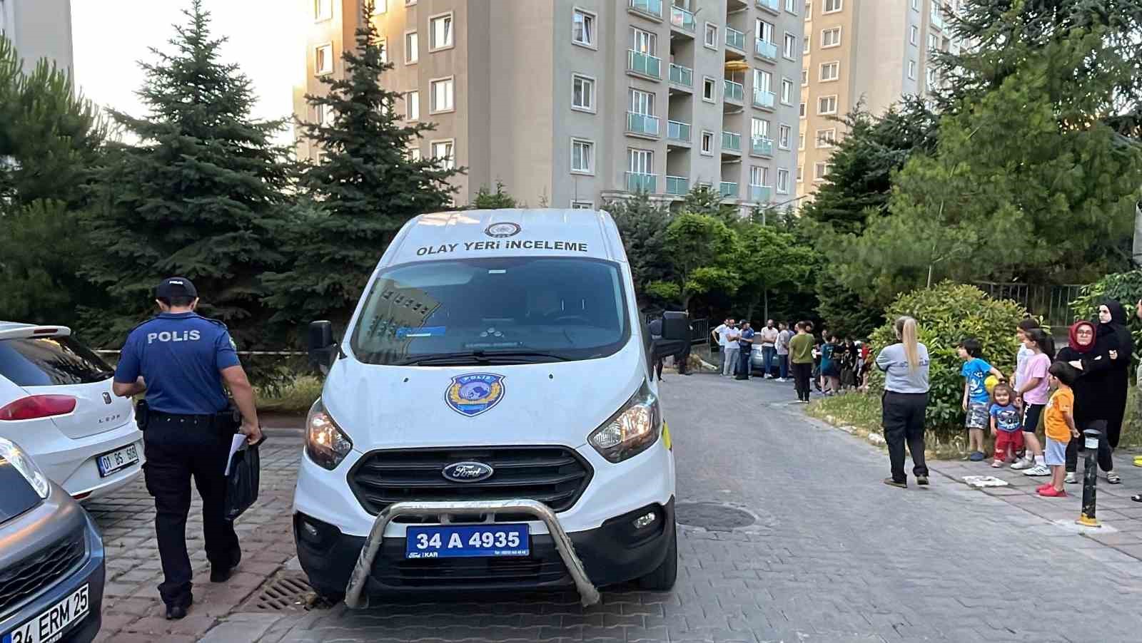 Arnavutköy’de lamba değiştirirken balkondan düşen komiser hayatını kaybetti