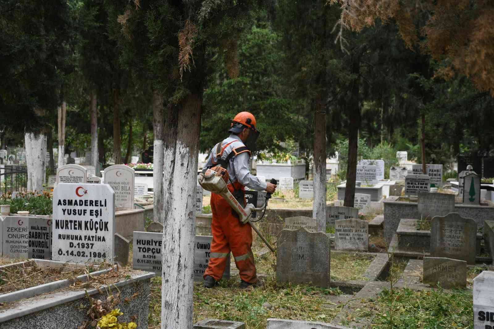 Balıkesir Büyükşehir, mezarlıkları bayrama hazırlıyor