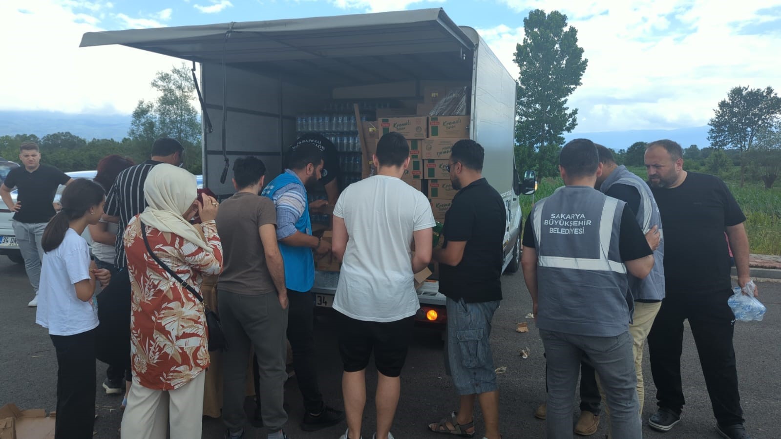 Bayram trafiğinde kalanlara su ve yiyecek ikramı büyükşehirden