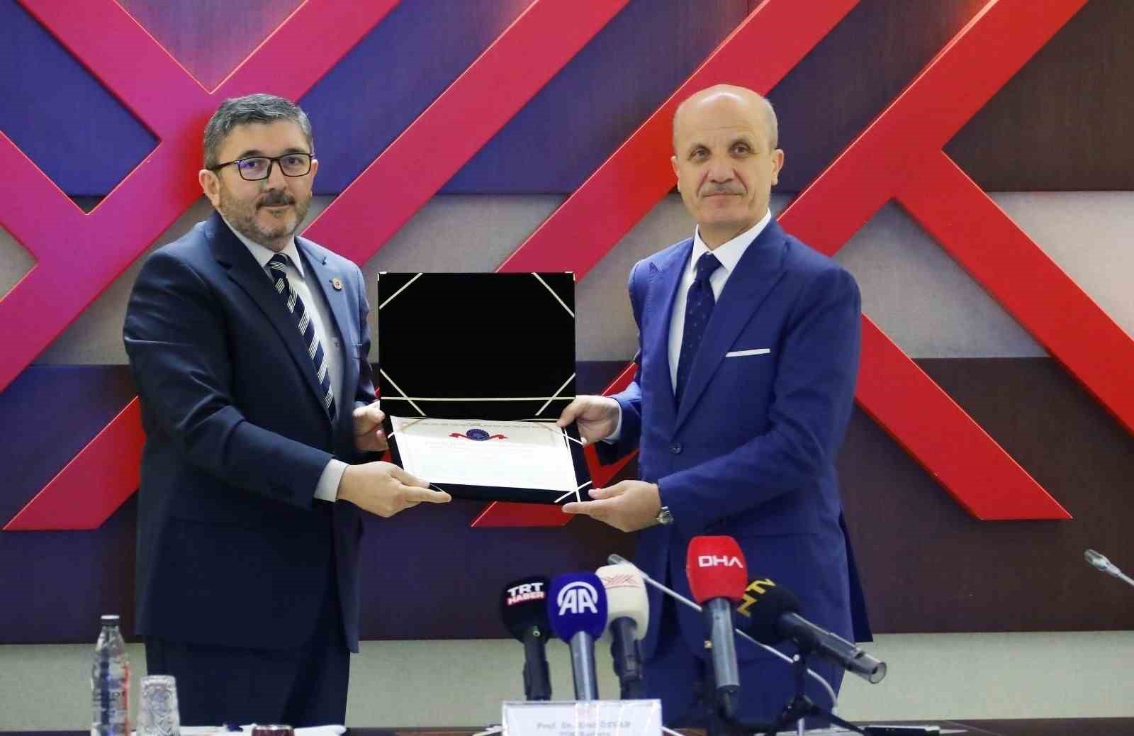 BŞEÜ ödül törenine adını yazdırdı