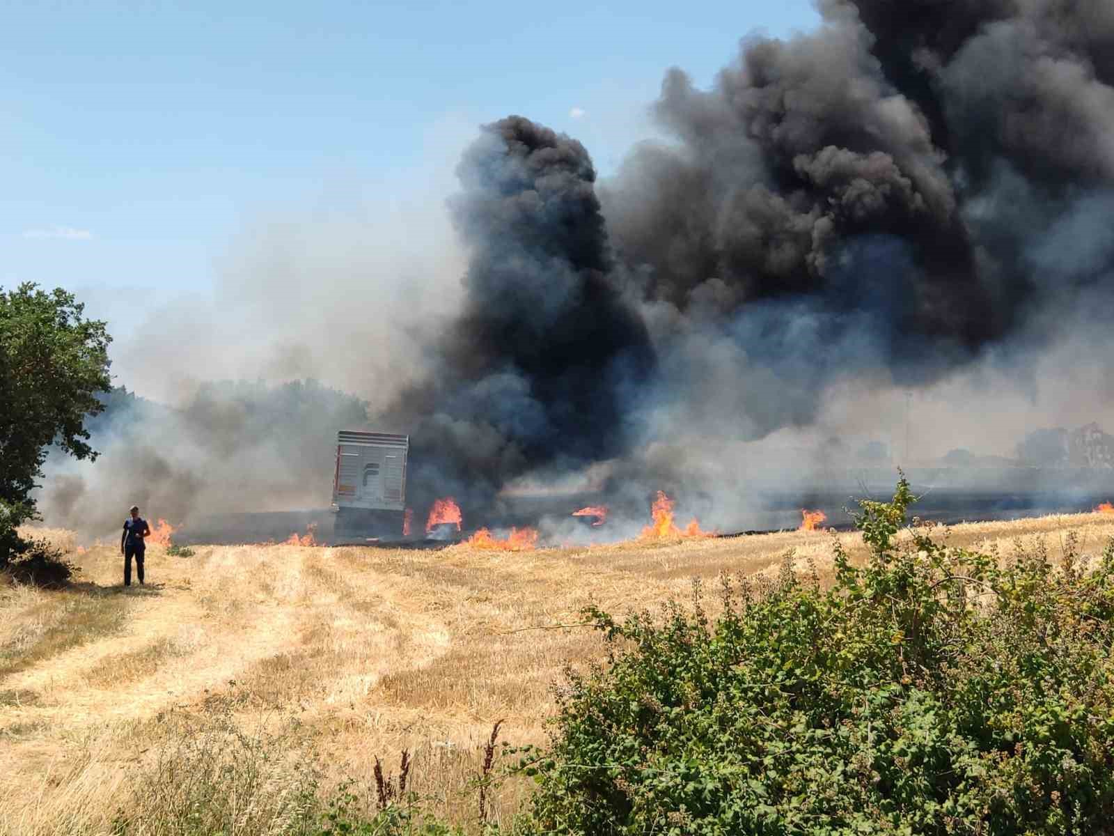 Buğday tarlasındaki kamyon alev aldı