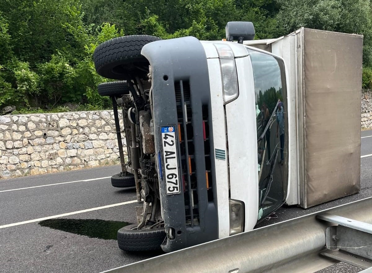 Bursa’da kamyonet devrildi : 3 yaralı