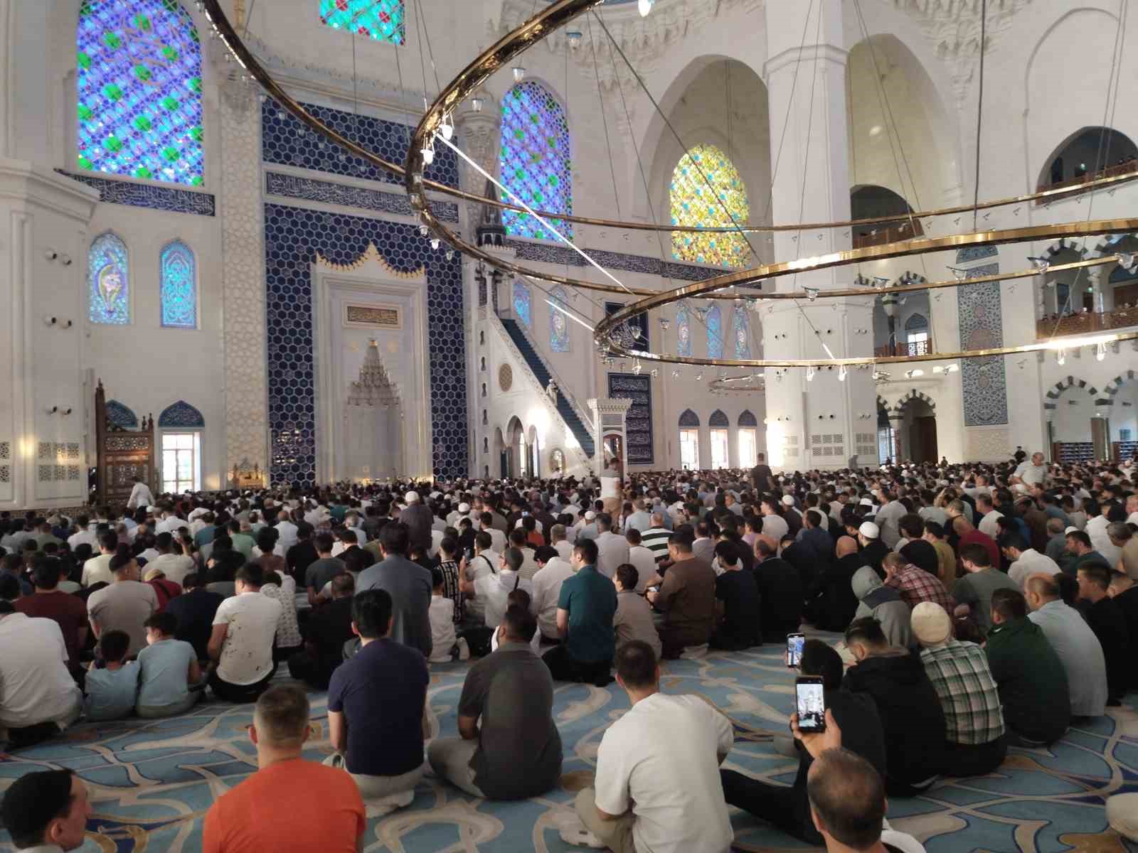 Çamlıca Camii’nde bayram namazı kılındı