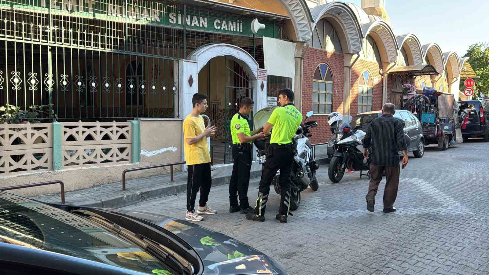 Dur ihtarına uymadı, namaz kılma bahanesiyle camiden kaçtı