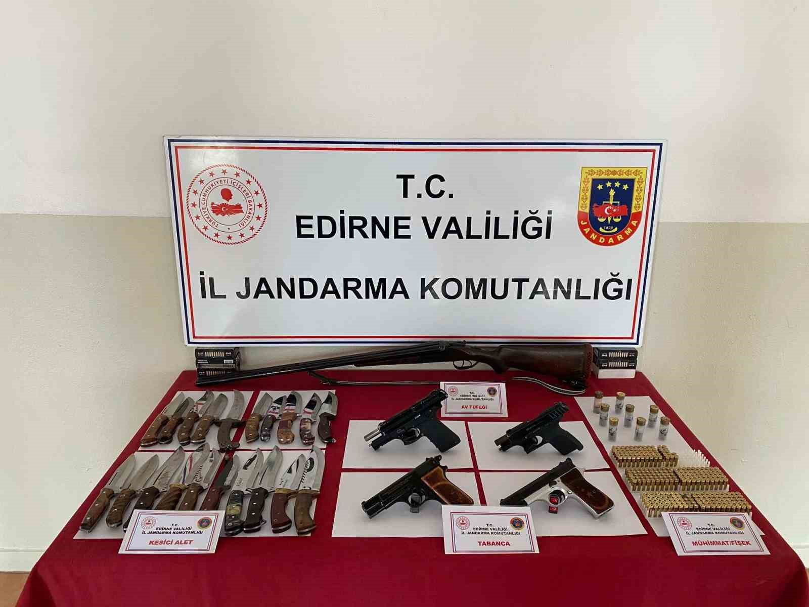 Edirne’de 4 tabanca, 1 av tüfeği ve 23 kasatura ele geçirildi