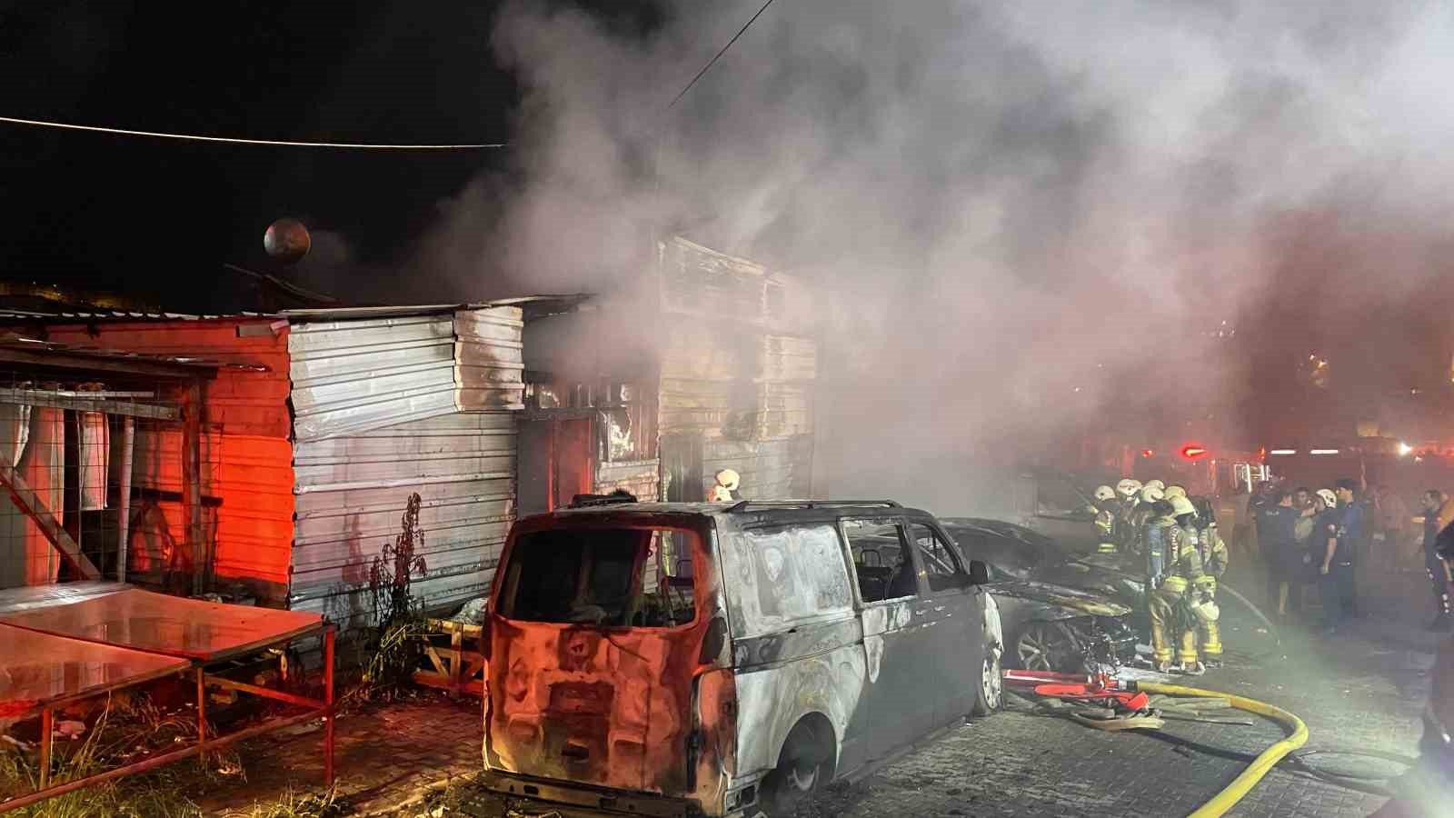 Esenyurt’ta 8 araç ve iş yeri alev alev yandı: Kundaklama anı güvenlik kamerasında