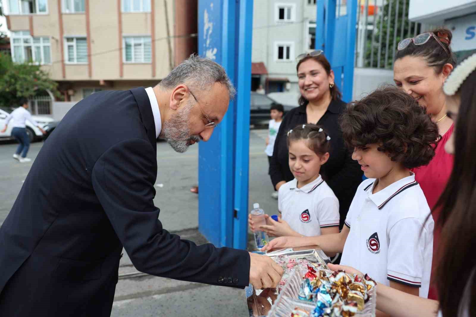 Eyüpsultan Belediye Başkanı Özmen, öğrencilerin karne heyecanına ortak oldu