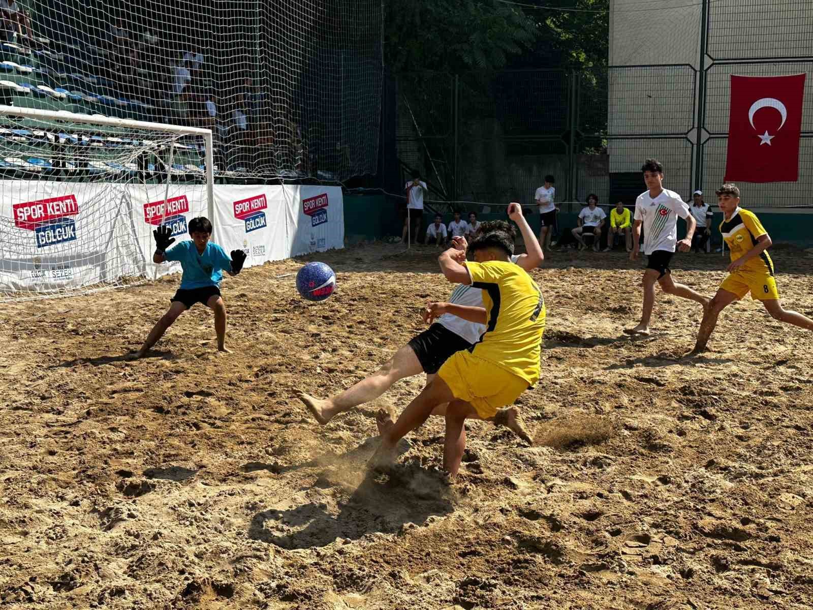 Gölcük’te kum futbolu heyecanı için kayıtlar başladı