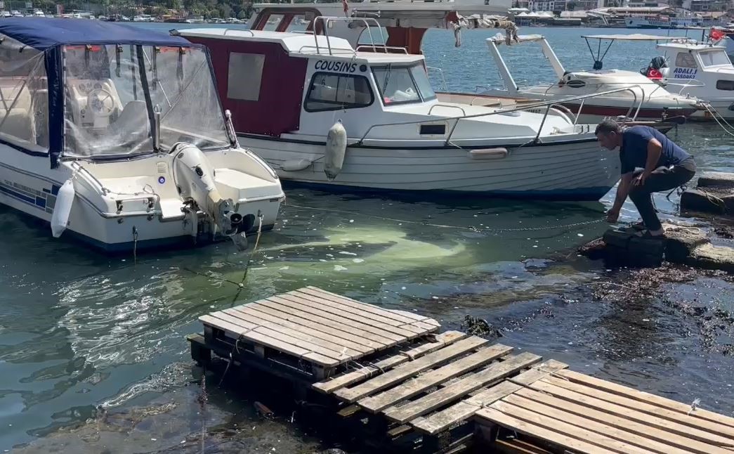 Haliç Sahili’nde sürücüsünün yol kenarına park ettiği otomobil denize düştü: Sürücü son anda kurtuldu