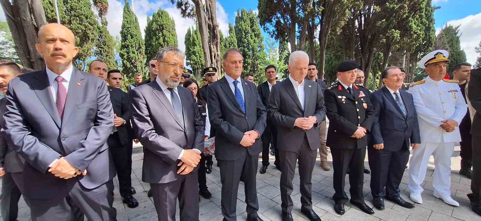 İstanbul Valisi Davut Gül, Edirnekapı Şehitliği’ni ziyareti