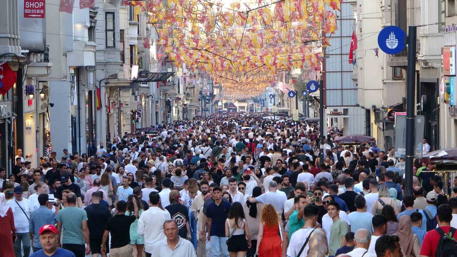 İstiklal Caddesi bayramda ziyaretçi akınına uğradı