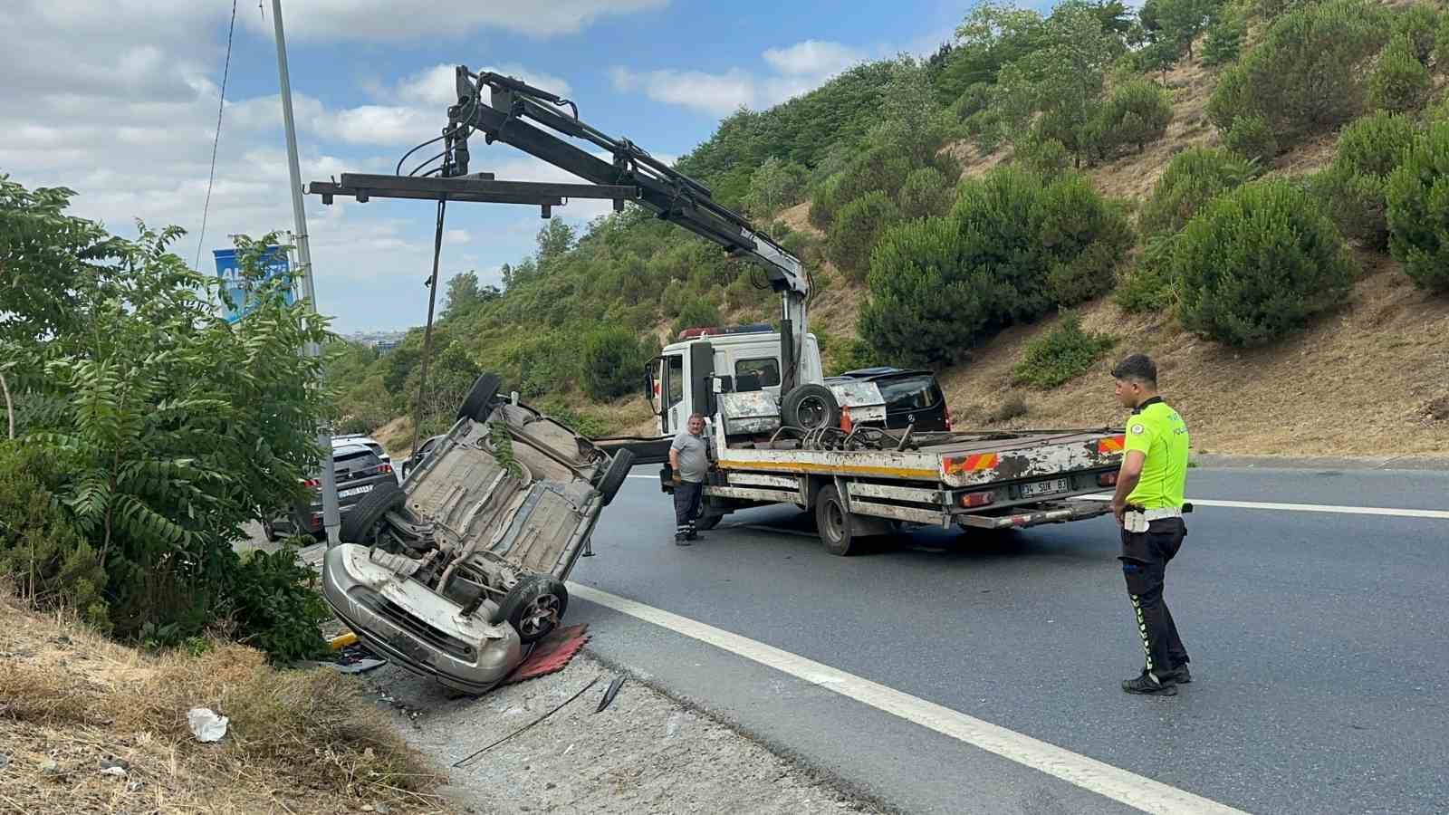 Kağıthane’de takla atan araçtan burnu bile kanamadan çıktı