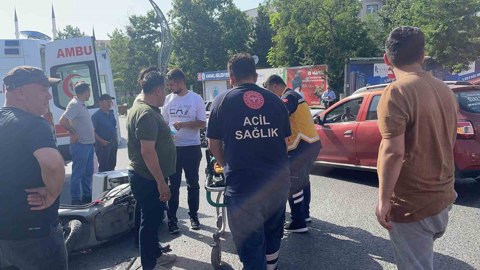 Kapaklı’da otomobil ile çarpışan motosikletli kurye yaralandı