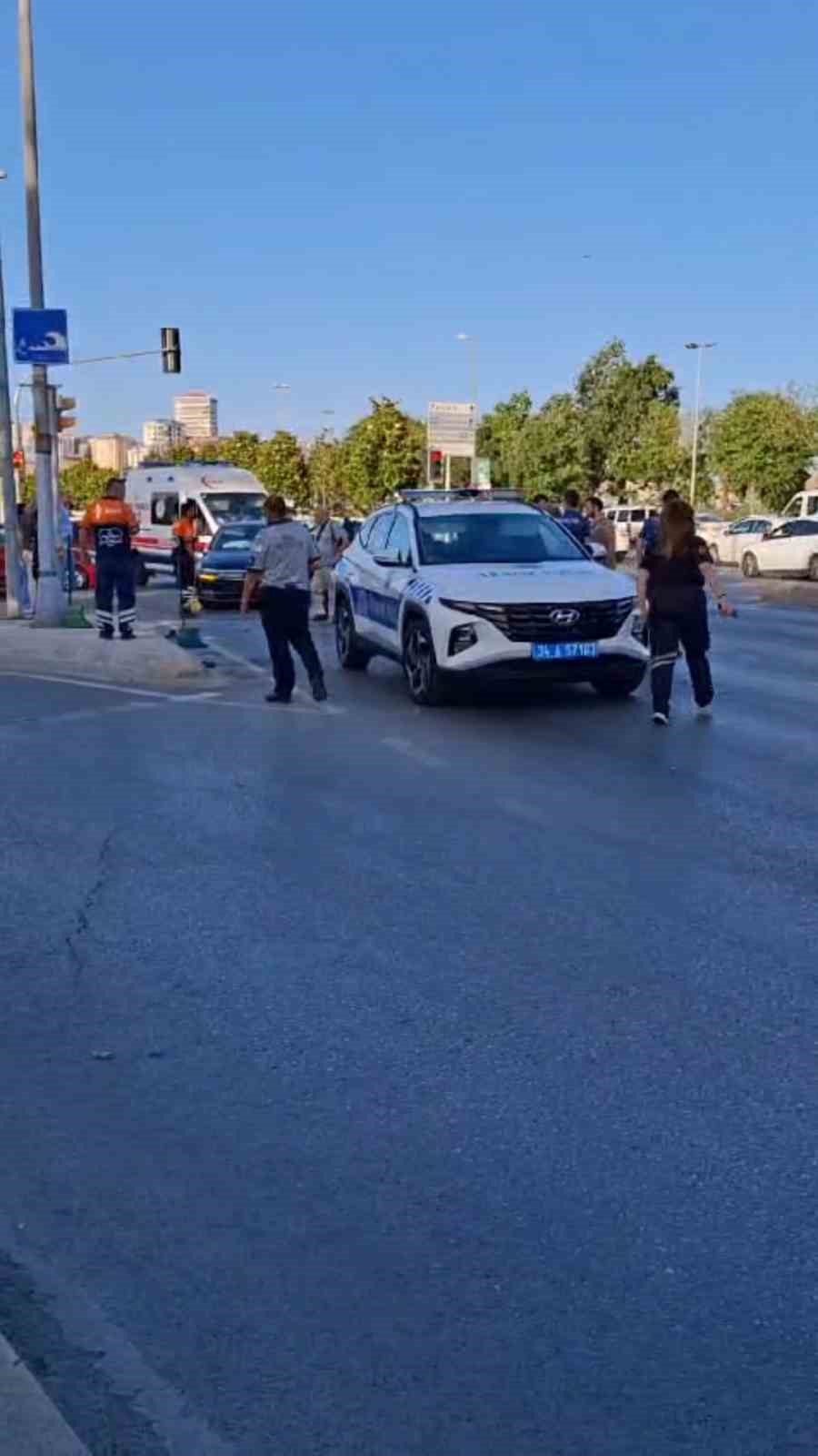 Kartal’da kavşakta 2 araç çarpıştı: 1 yaralı