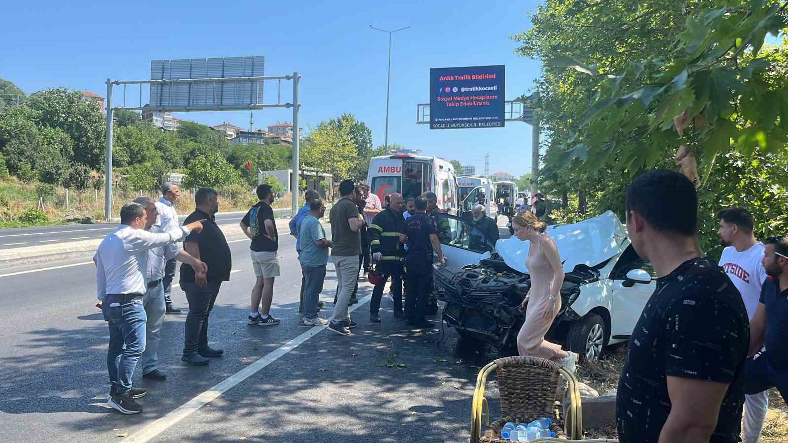 Kırmızı ışıkta geçen otomobil yolun karşısına geçmek isteyen araca çarptı: 5 yaralı