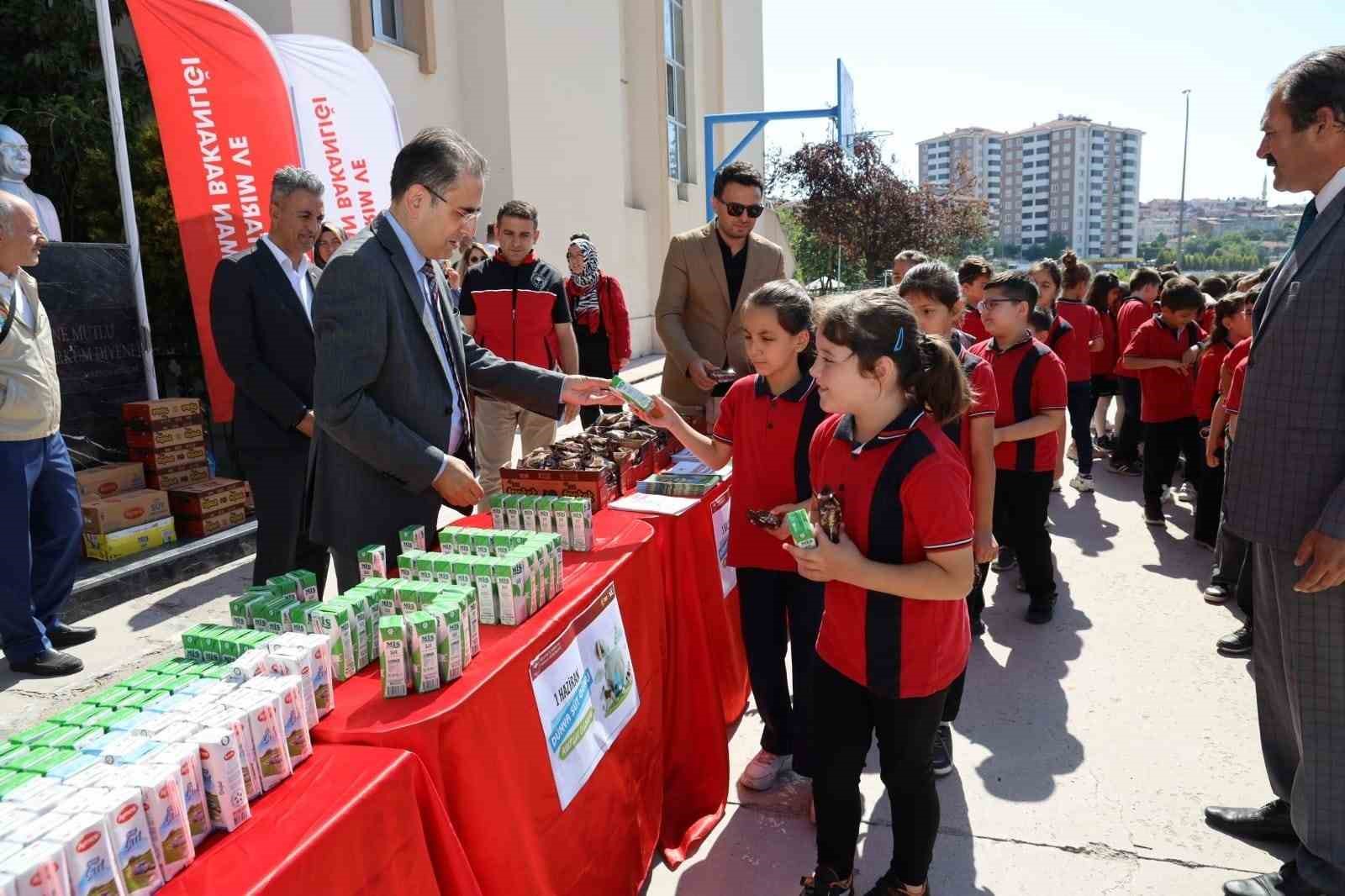 Öğrencilere süt ve kek ikram edilerek ‘Dünya Süt Günü’ kutlandı