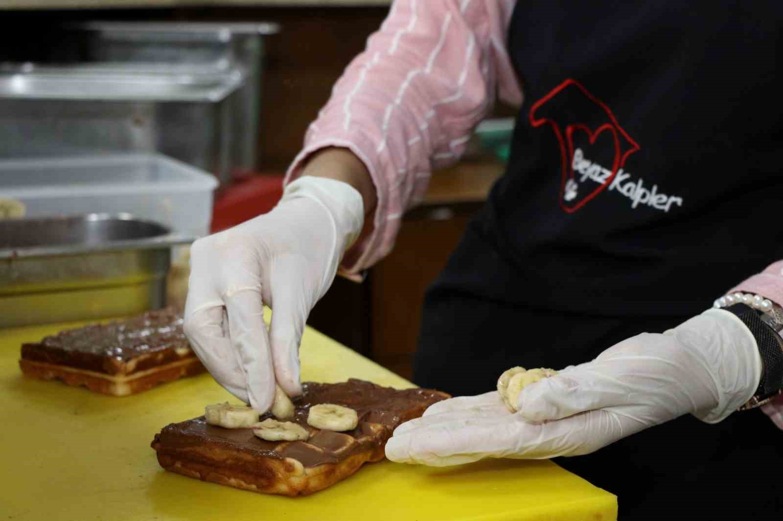 Okul hayatına ara vermek zorunda kalan çocuklar hobi atölyelerinde eğitim alıyor