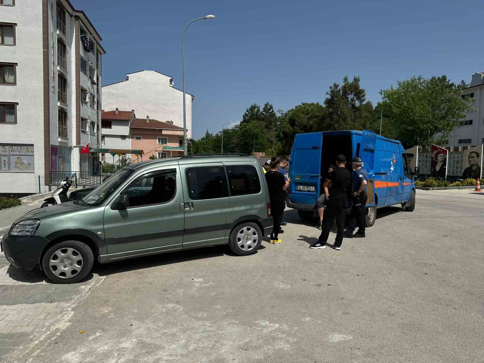 Otomobiliyle geri manevra yapan sürücü yayaya çarptı: 1 kişi yaralandı