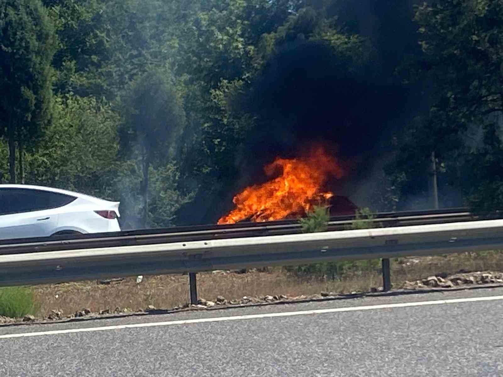 Otoyolda alev alev yandı: Otomobilden geriye demir yığını kaldı