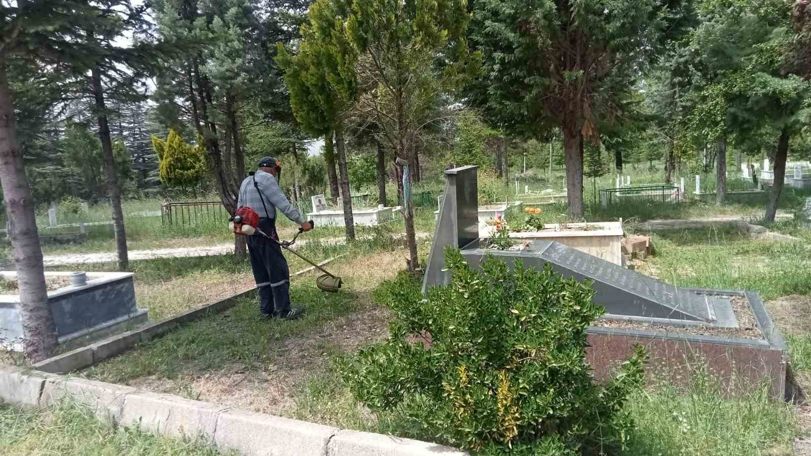 Pazaryeri Belediyesi mezarlıkta genelinde genel bakım ve temizlik çalışma yaptı