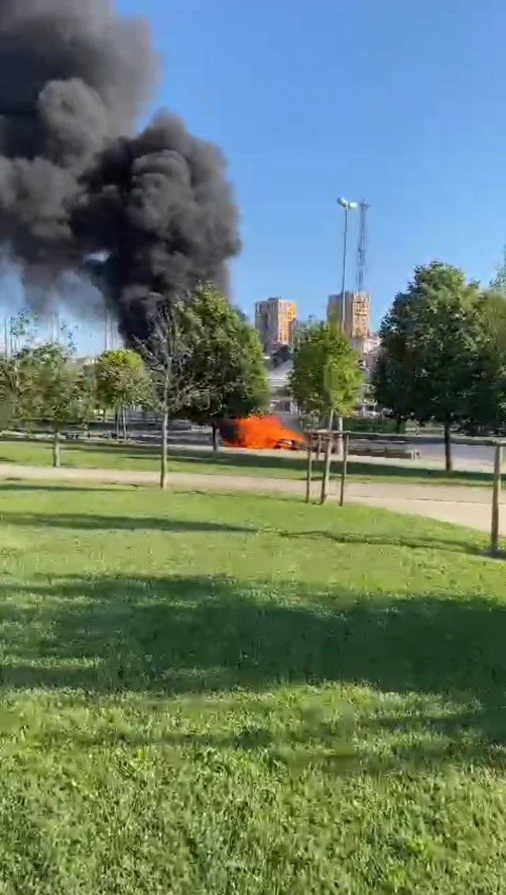 Pendik’te kaza yapan otomobil alev alev yandı