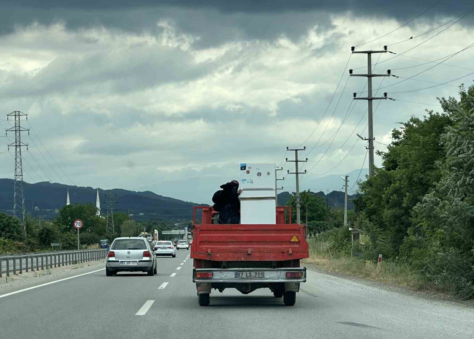 Sakarya’da kamyonet kasasında tehlikeli yolculuk