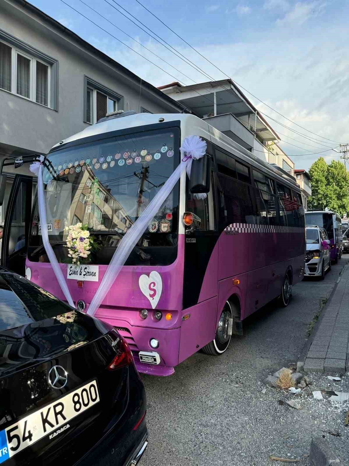 Sakarya’da özel halk otobüsünü gelin arabası yaptı