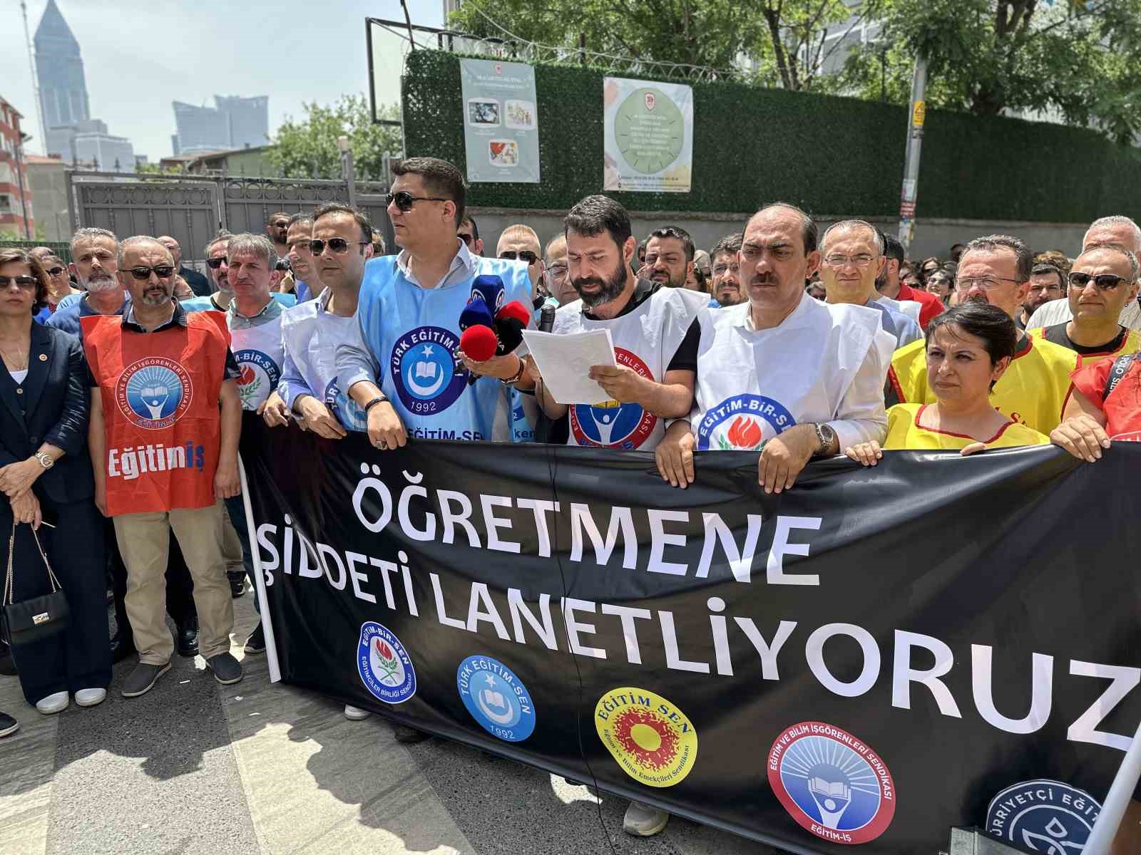 Sendikalar Ümraniye’deki öğretmene saldırıyı protesto etti