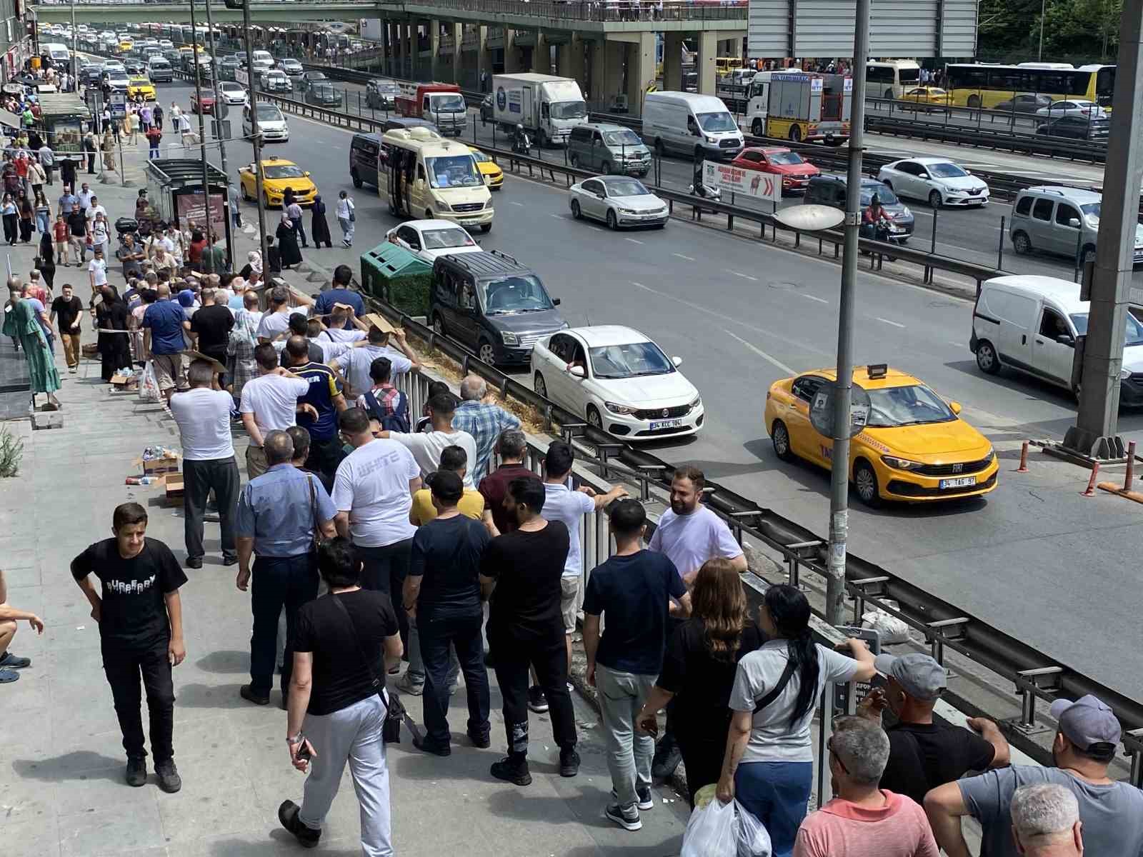 Şirinevler’de ucuz baklava kuyruğu